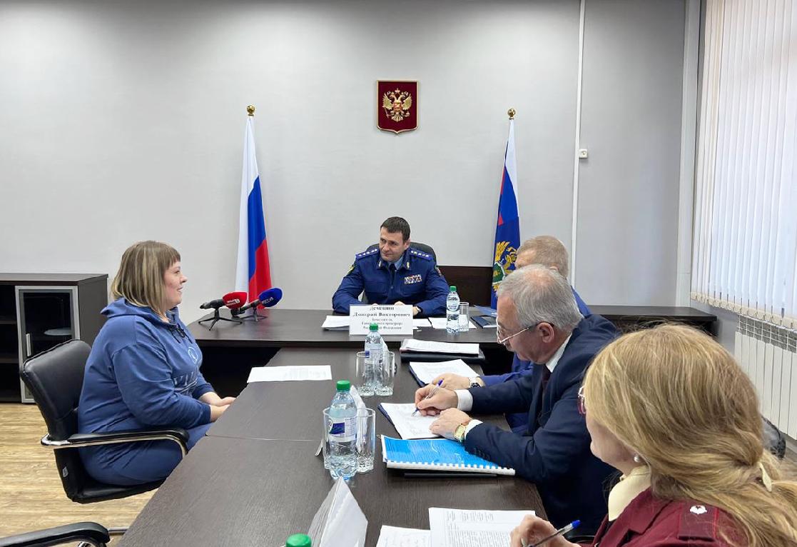 Сегодня, 01 ноября, заместитель Генерального прокурора Российской Федерации Дмитрий Демешин в ходе рабочей поездки провел личный прием граждан в прокуратуре Шегарского района Томской области.